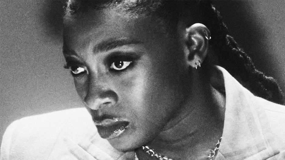 Portrait en noir et blanc et en close up de Little Simz par Thibaut Grevet.