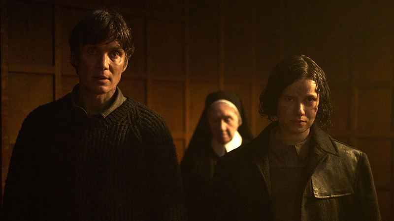 Le protagoniste joué par Cillian Murphy, une adolescente et une religieuse, en arrière plan.