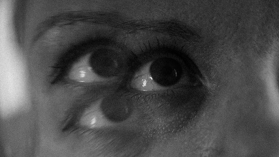 Photo en noir et blanc de mon œil droit passé derrière un kaléidoscope, il apparaît donc en trois exemplaires et regarde en l'air.