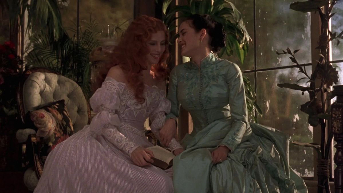 Lucy et Mina, incarnées par Sadie Frost et Winona Ryder. La première, rousse aux cheveux détachés, porte une robe rose aux épaules dénudées. La seconde, brune, porte une robe vert d'eau qui la couvre entièrement.