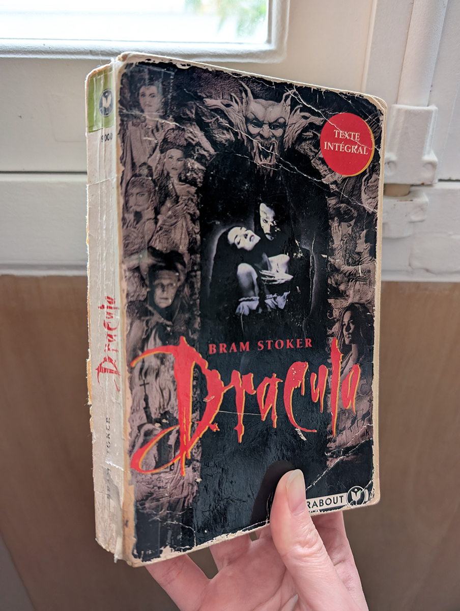 Couverture très abimée de Dracula de Bram Stoker, aux éditions Marabout. La couverture reprend l'affiche du film de Coppola.