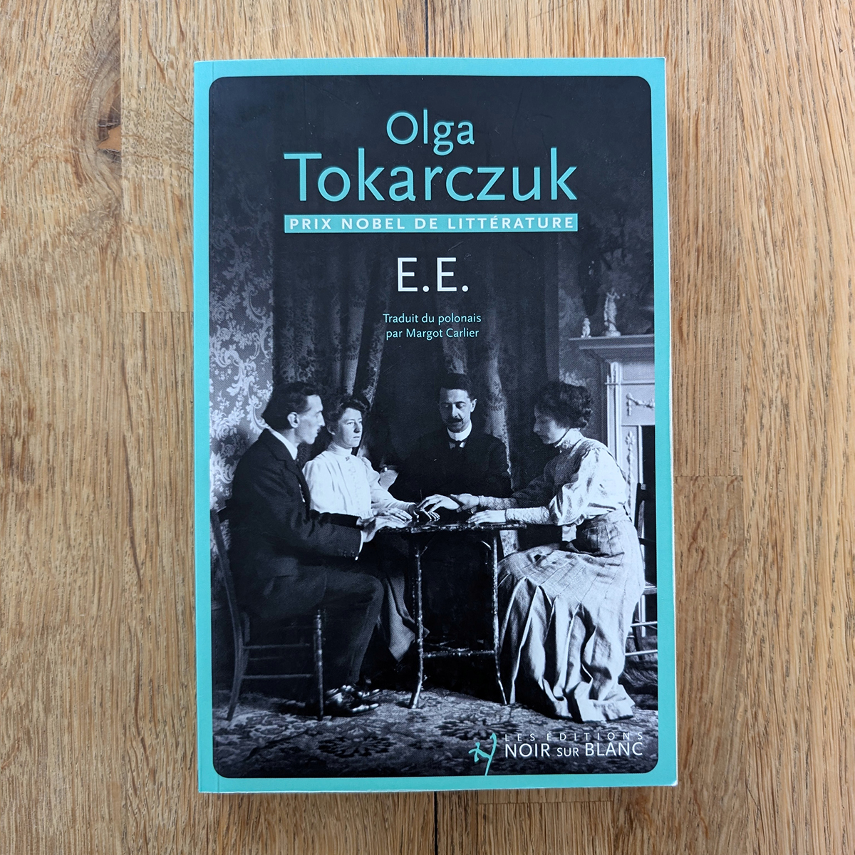 La couverture est une photo du début 1900 qui représente deux femmes et deux hommes en pleine séance de spiritisme autour d'une petite table ronde.