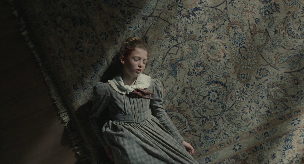 Amelia Clarkson dans le rôle de Jane Eyre enfant. Ici allongée au sol inconsciente, du sang coulant le long de sa tempe.