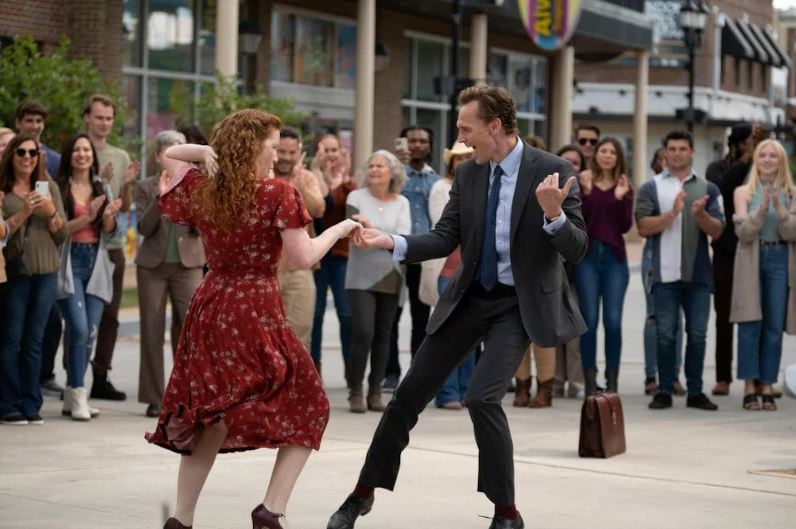 Annalise Basso et Tom Hiddleston en train de danser en pleine rue.