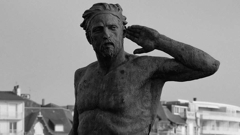 Statue d'Ulysse dans la baie des Sables-d'Olonne, il tend l'oreille.