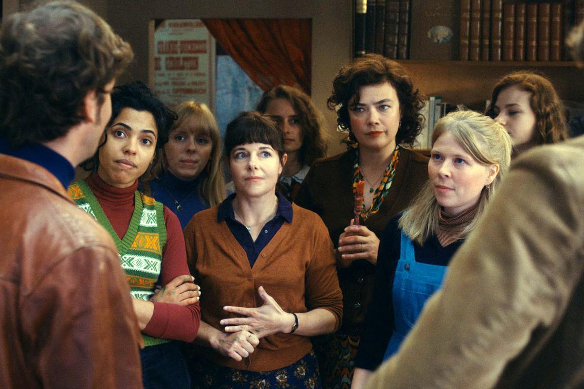 Les personnages de Hélène (Zita Hanrot), Annie (Laure Calamy), Monique (Rosemary Standley) et Claudine (India Hair) face au médecin qui pratique les avortements.
