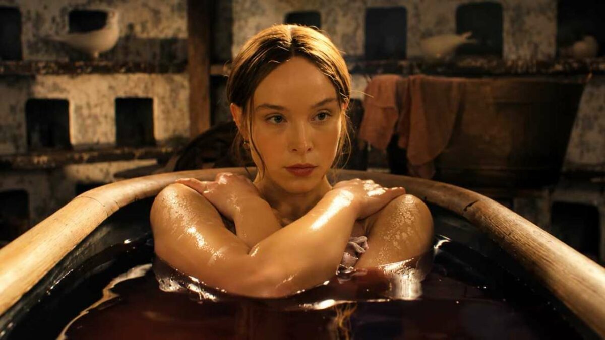 Ella Beatty, dans le rôle de Lizzie Borden, est allongée dans une baignoire remplie de jus de cerise (mais on dirait du sang).