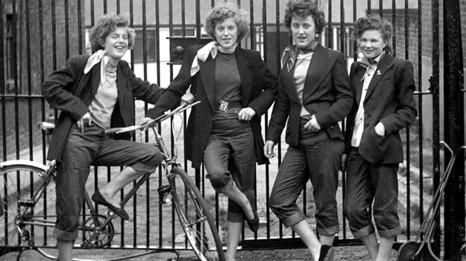 Quatre Teddy Girls britanniques, des jeunes filles aux cheveux courts habillées comme des garçons dans les années 1950.